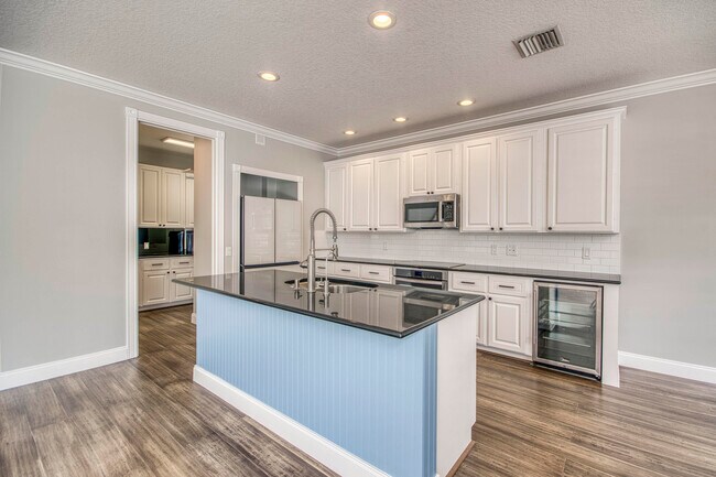Building Photo - 240 Poinciana Dr