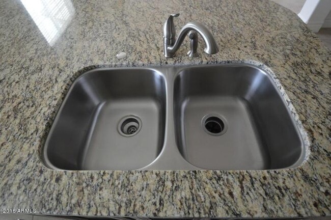 Building Photo - 4307 E Yellowstone Pl