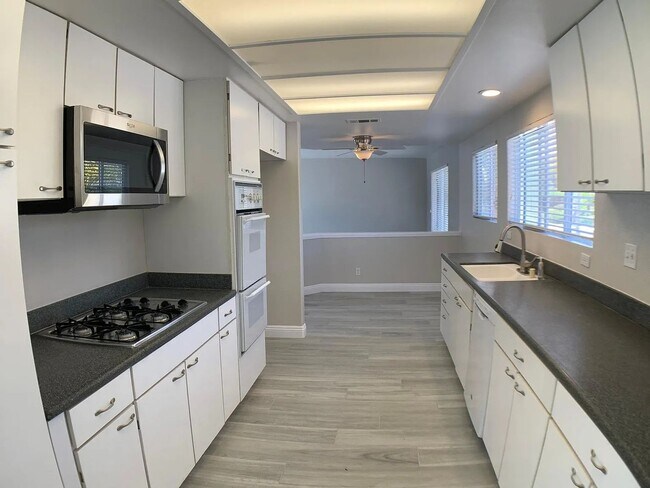 Building Photo - 4594 Cove Dr