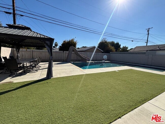 Building Photo - 10148 Gothic Ave