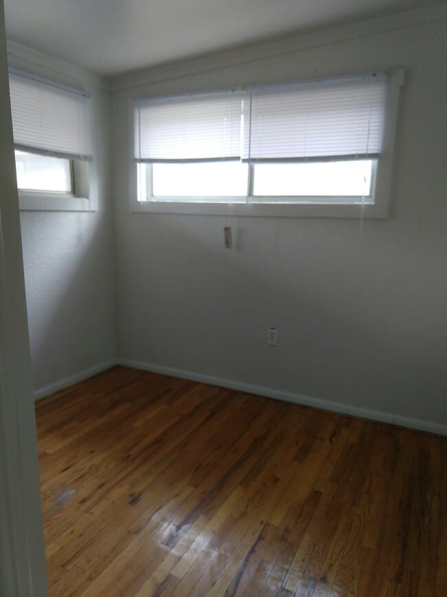 Building Photo - 730 W 25th St