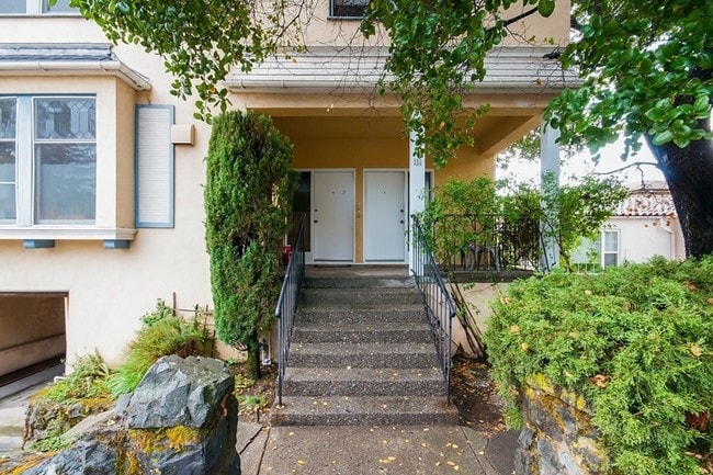 Front Entry - 111 Laurel Pl