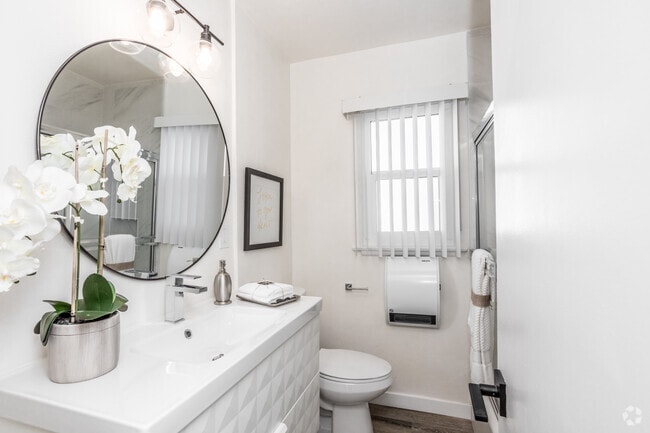 1BR, 1BA - 700-775 SF - Yosemite Garden Apartments