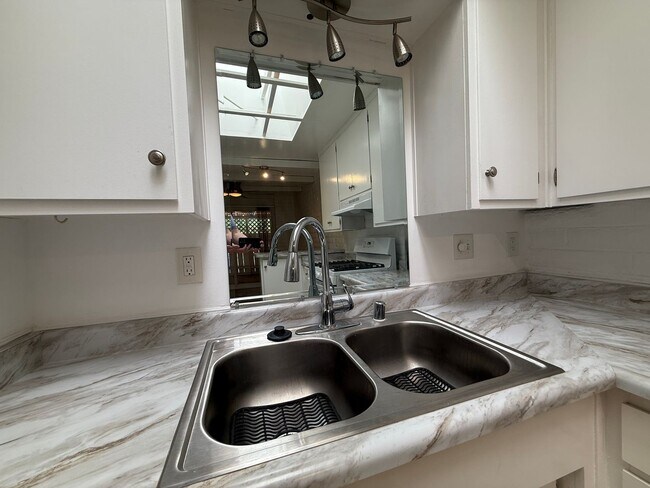 Building Photo - Large and bright condo in the Grossmont Vi...