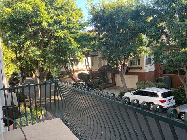 Building Photo - Remodeled Tustin Townhome 2B/3B