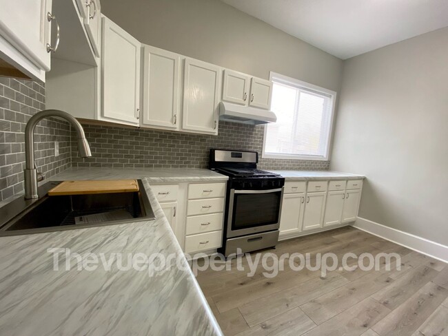 Building Photo - Fully Remodeled 2 bedroom Beauty with Spac...