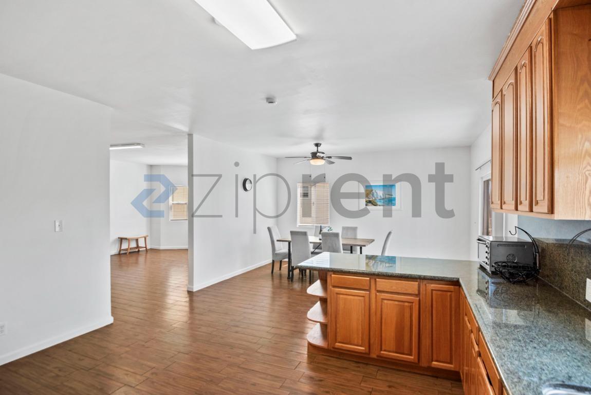 Building Photo - Unit