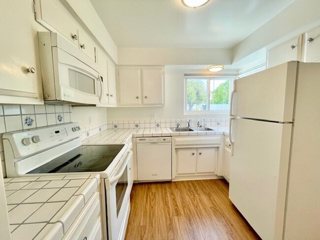 Building Photo - Bright single level 2 bed 1 bath Duplex