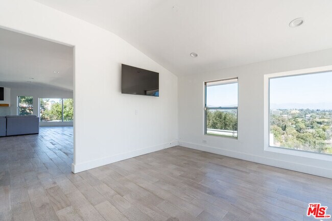 Building Photo - 5026 Medina Rd