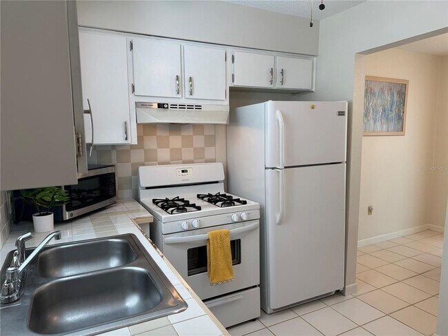 Building Photo - 5107 Park Lake Dr