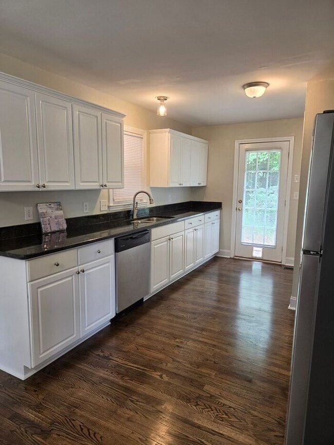 Building Photo - 5215 Redwood Dr