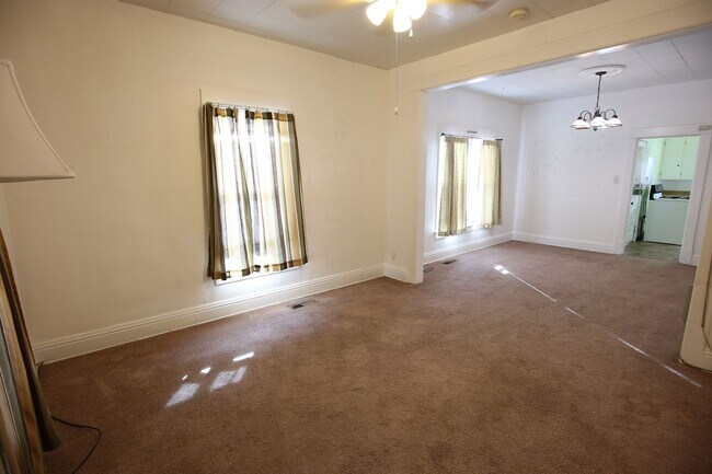 Building Photo - 2 Bed 1 Bath + Garage and Yard