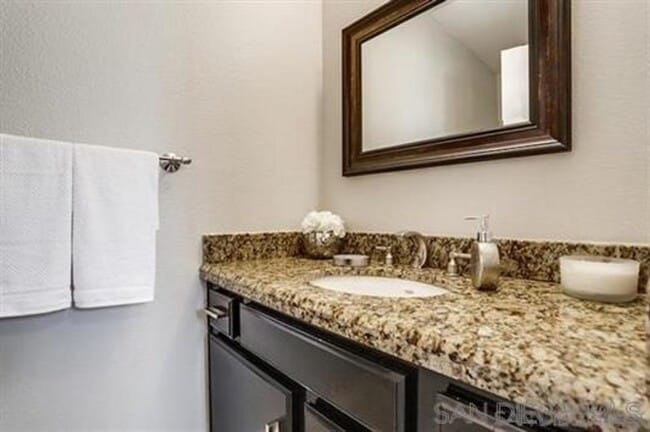 Building Photo - Gorgeous Tri-Level End Unit Home