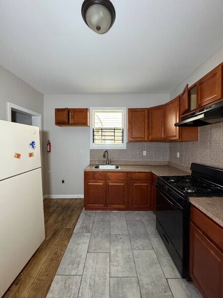Primary Photo - 116 S 7th St