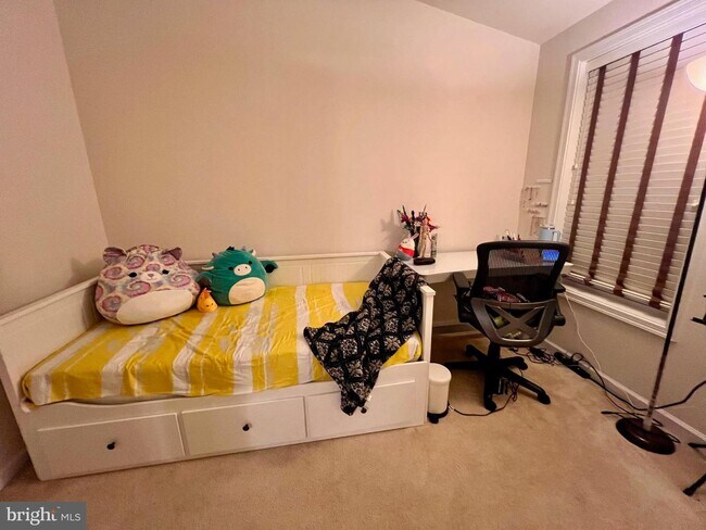 Building Photo - 42843 Edgegrove Heights Terrace