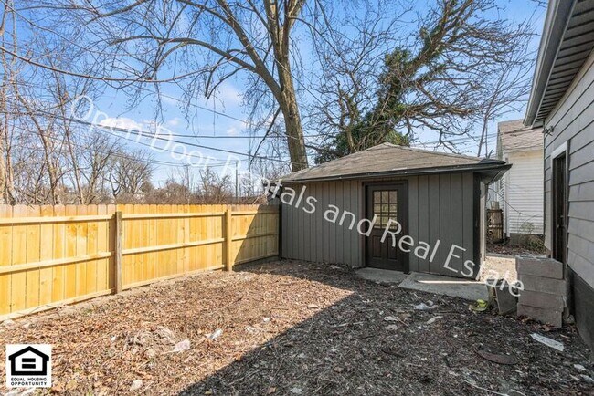 Building Photo - 2144 Edgehill Ave