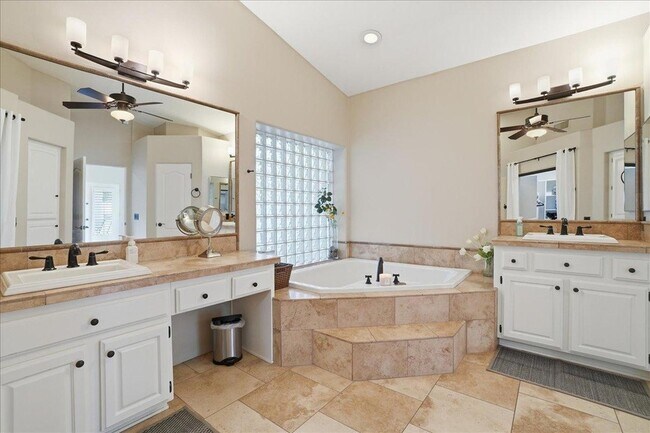 Building Photo - 1909 E Coral Tree Dr