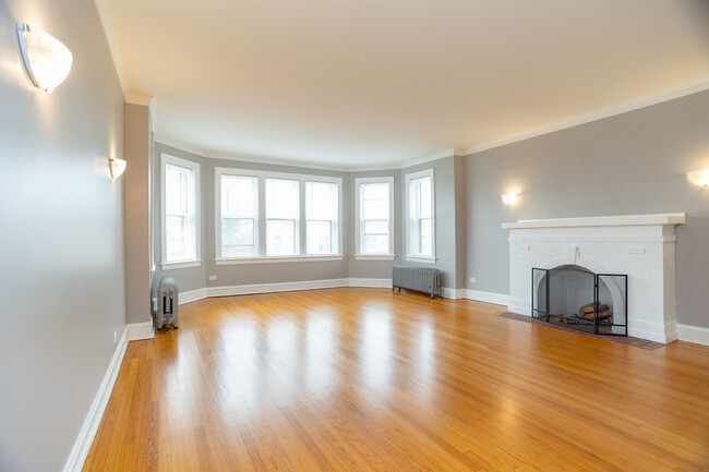 Living room - 7555 N Claremont Ave