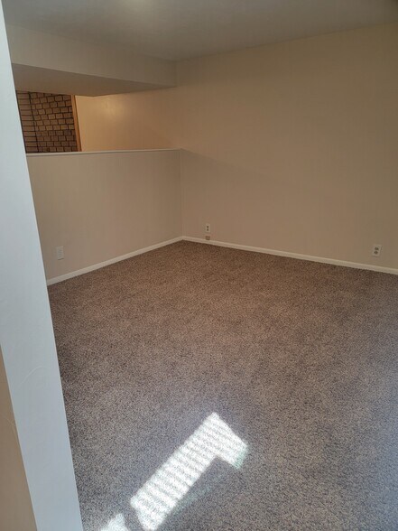 Building Photo - 1346 E Rosa Cir