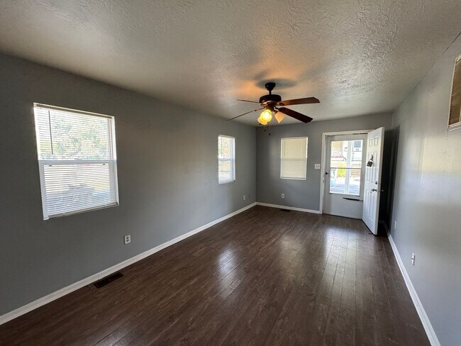 Building Photo - Near Southeast 3 Bedroom 1 Bath