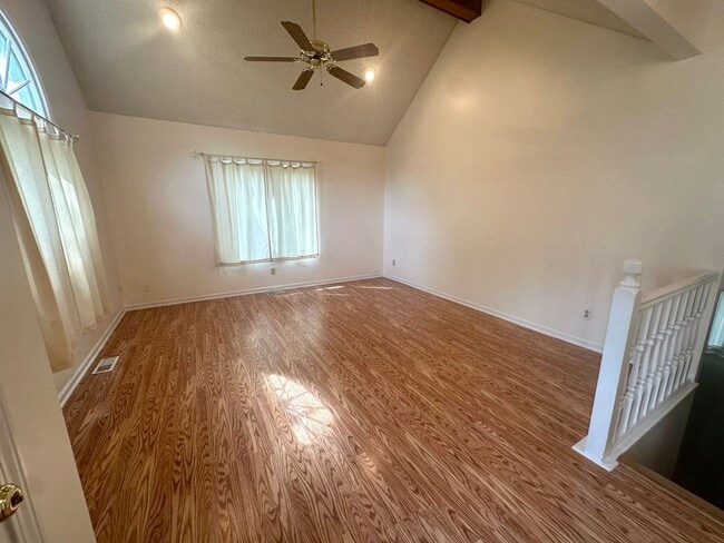 Building Photo - 4 bedroom, 2 1/2 bath