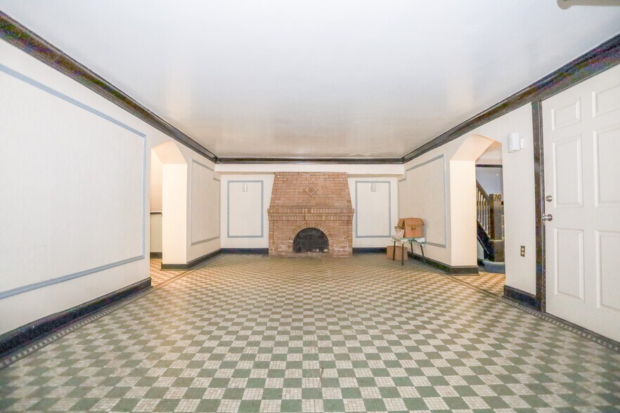 Building Photo - 4705 N Artesian Ave