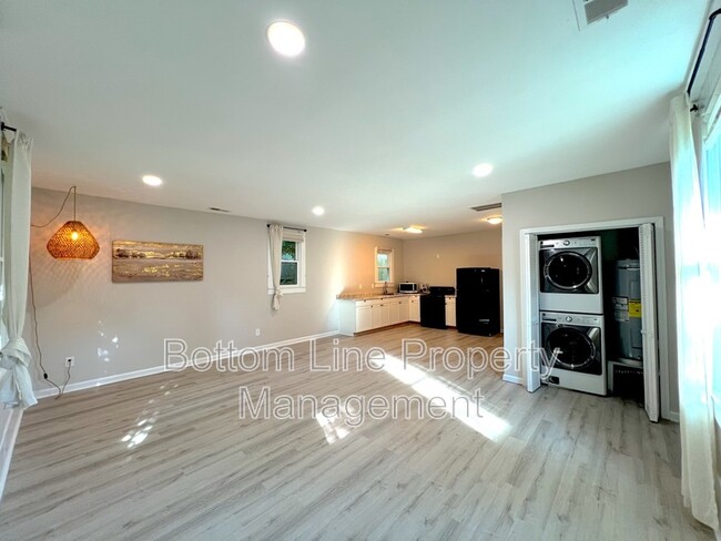 Building Photo - 613 1/2 Charlotte Ave