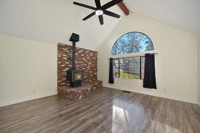 Building Photo - Beautiful 3BR/3BA Home on 1 Acre in Gated ...
