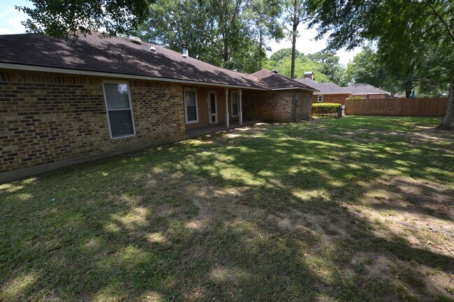 Building Photo - Zachary School District! 3 bedroom, 2 bath home in coveted Marita Terrace Subdivision