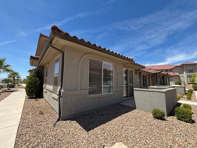 Building Photo - SPACIOUS HOME FOR RENT!