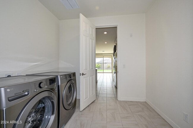 Building Photo - 7433 W Maya Way