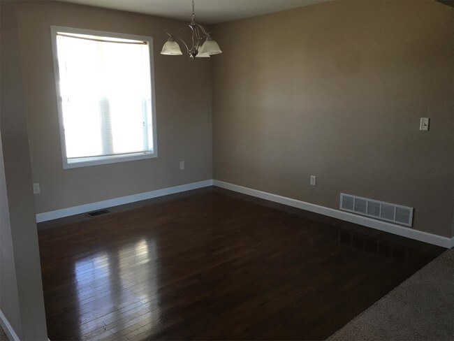 Building Photo - 123 Mesa Dr
