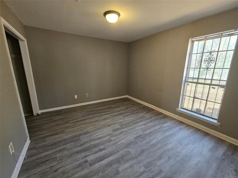 Building Photo - 4104 Lone Oak Dr