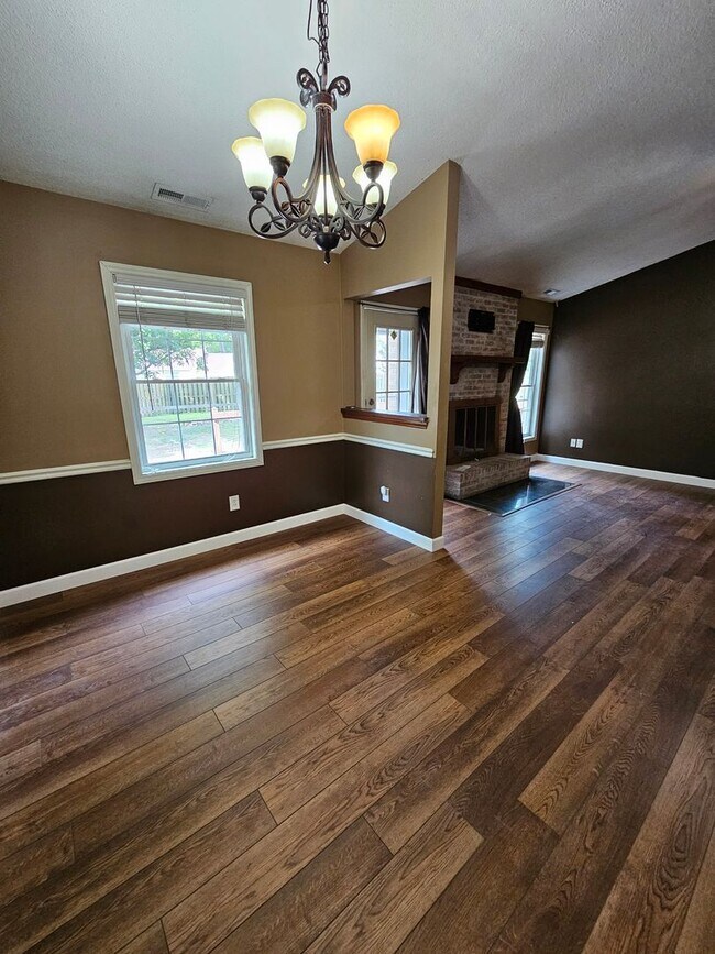 Building Photo - UPDATED Beautiful 3 bedroom 2 bathroom