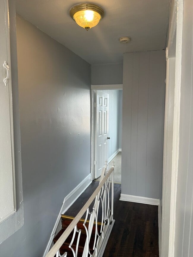 Building Photo - 3 Bedroom Home Steps to LaSalle University
