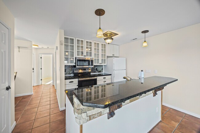 Building Photo - 372 Northwest Dr