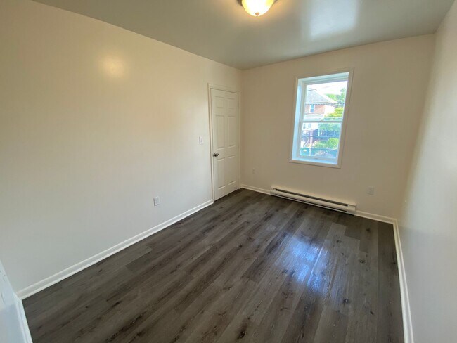 Building Photo - Milton -840