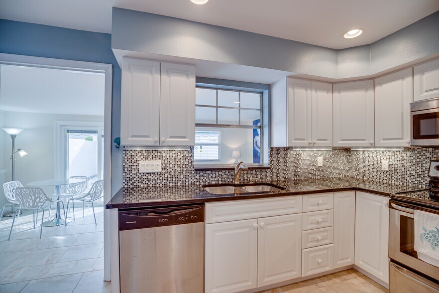 Building Photo - 2722 Cardinal Dr
