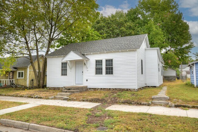 Primary Photo - 2123 S Porter Ave