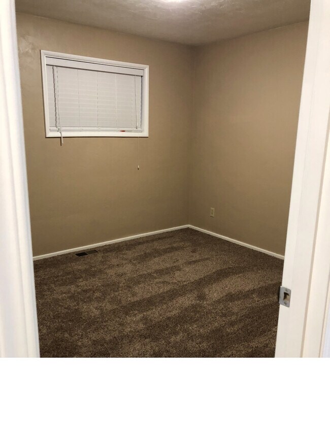 Building Photo - Nicely Remodeled 2 Bedroom 1 bath in NW Corvallis W/Storage Shed