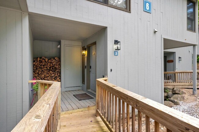 Building Photo - 6 Ridge Rd