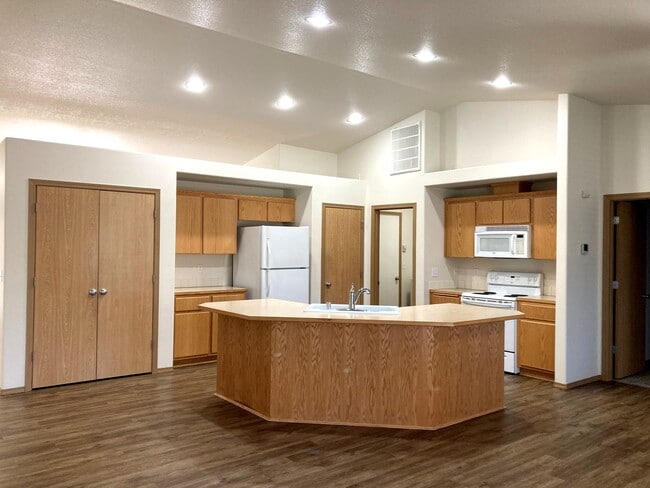 Building Photo - Ranch-Style Home With Gas Fireplace and Washer/Dryer Included! 1 Small Dog Welcome!
