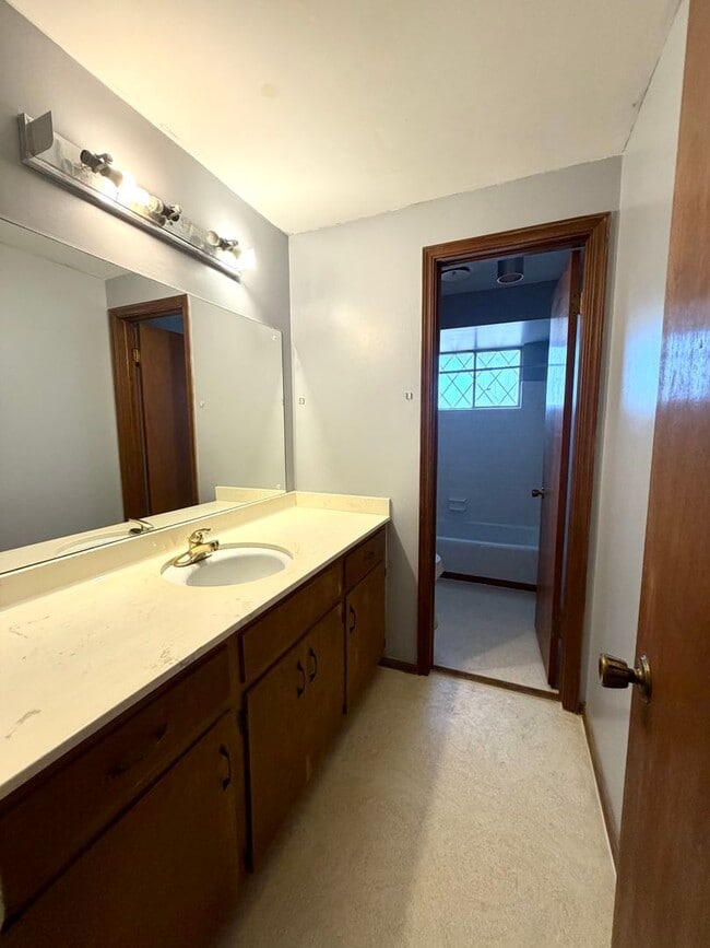 Building Photo - Impressive 5 Bedrooms & 3 full Bathroom Home