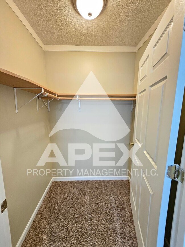 Building Photo - MOVE-IN SPECIAL!! NO RENT UNTIL APRIL! - 3 Bd | 2 Ba Top Floor Condo in West Knoxville!