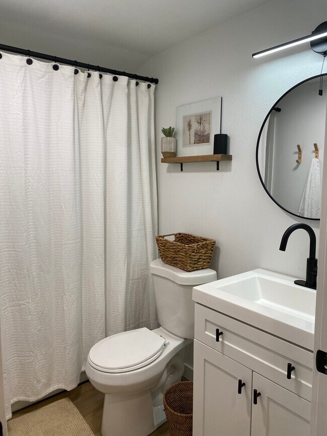 Building Photo - 613 Broadway St