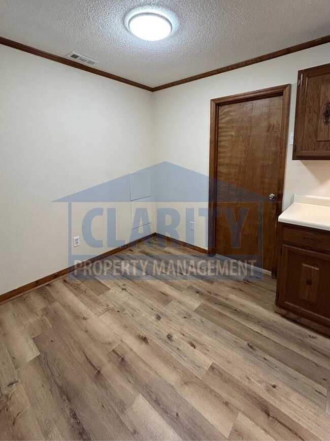Building Photo - Centrally located two bedroom duplex!