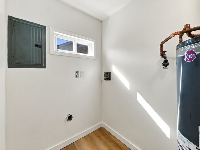 Building Photo - 2034 Kenneth St