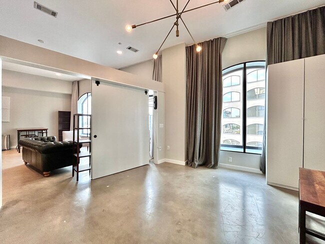 Building Photo - Charming Downtown High Rise Condo  1BD/1BA with Upgraded Features