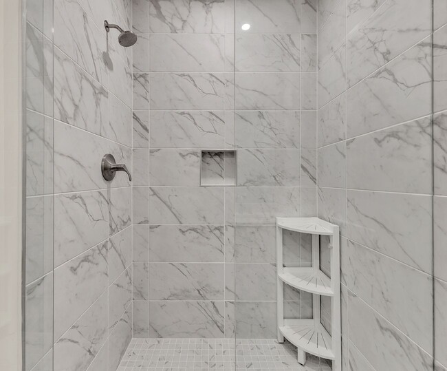Building Photo - Modern 3 Bed, 3.5 Bath Townhome in The Nat...