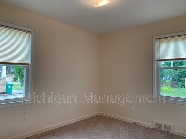 Building Photo - 32469 Rosslyn Ave
